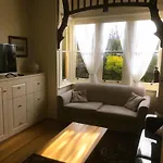 Belton Apartments-Hedge Cottage