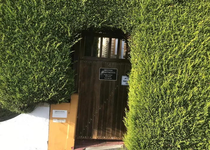 Belton Apartments-Hedge Cottage