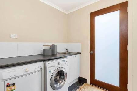 Hidden Bay Retreat-5 Bed- 15min To *