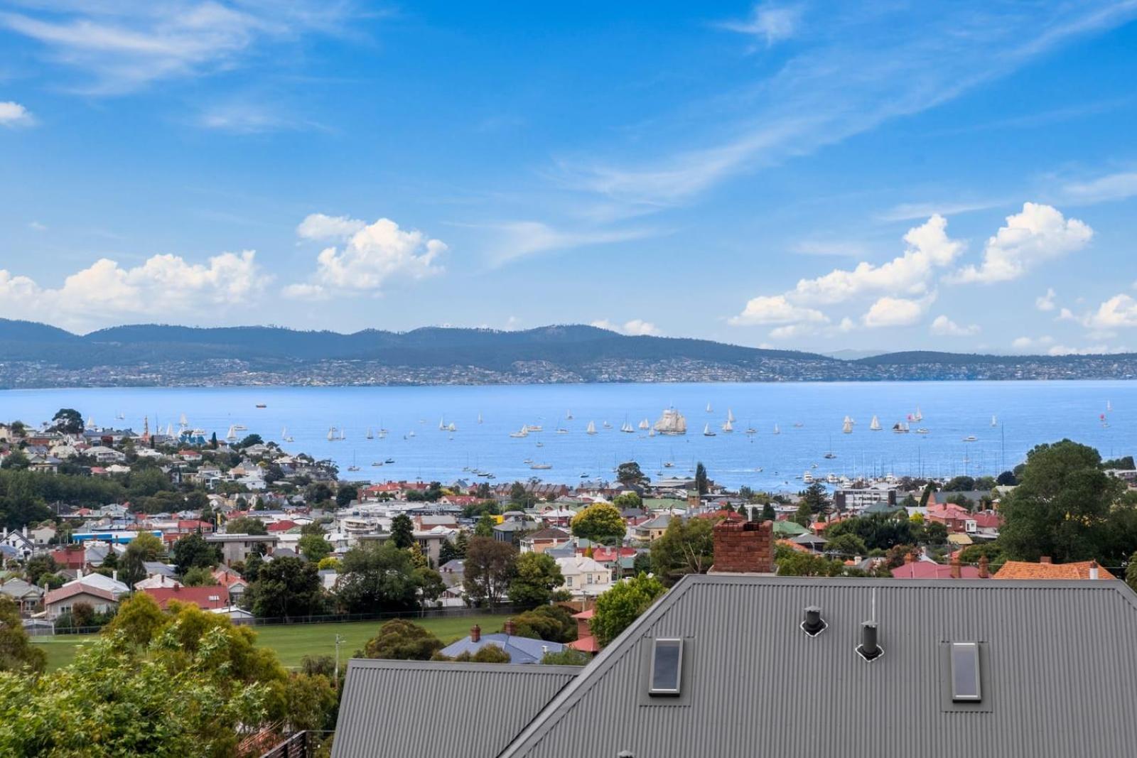 The Charming Soho - Modern Pad With Scenic Views Hobart