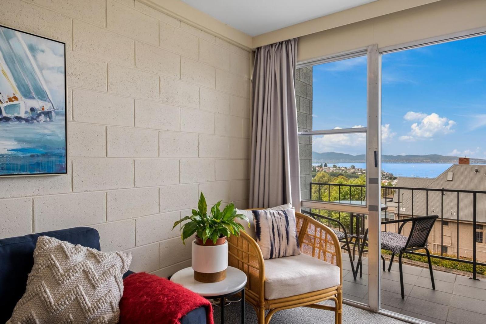 The Charming Soho - Modern Pad With Scenic Views *