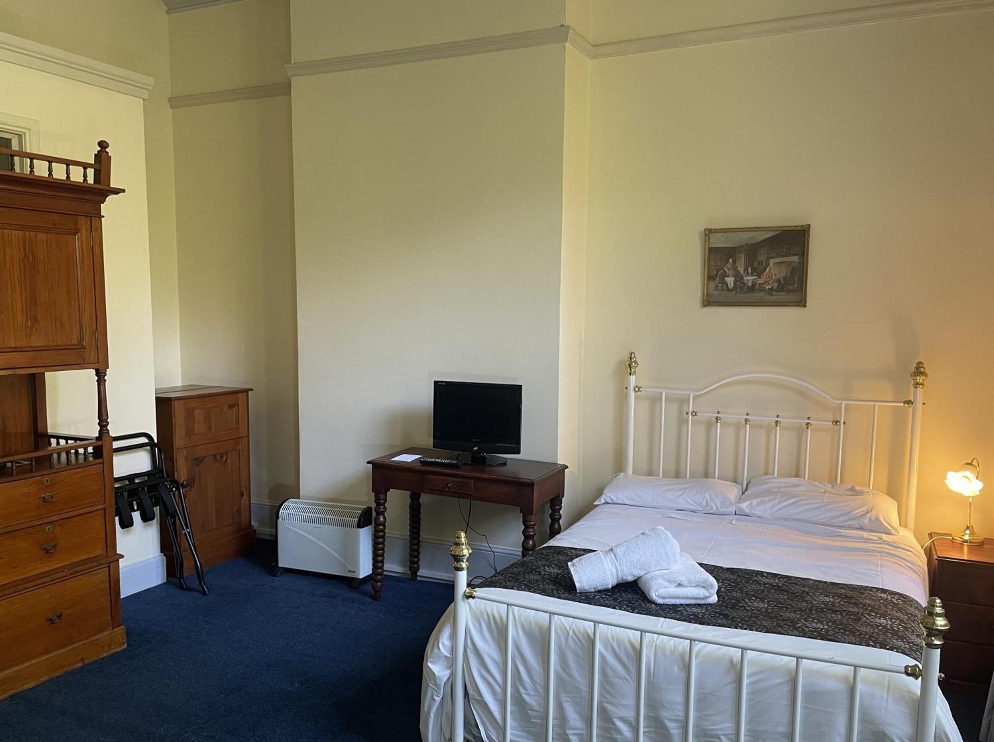 The On Elizabeth 4*