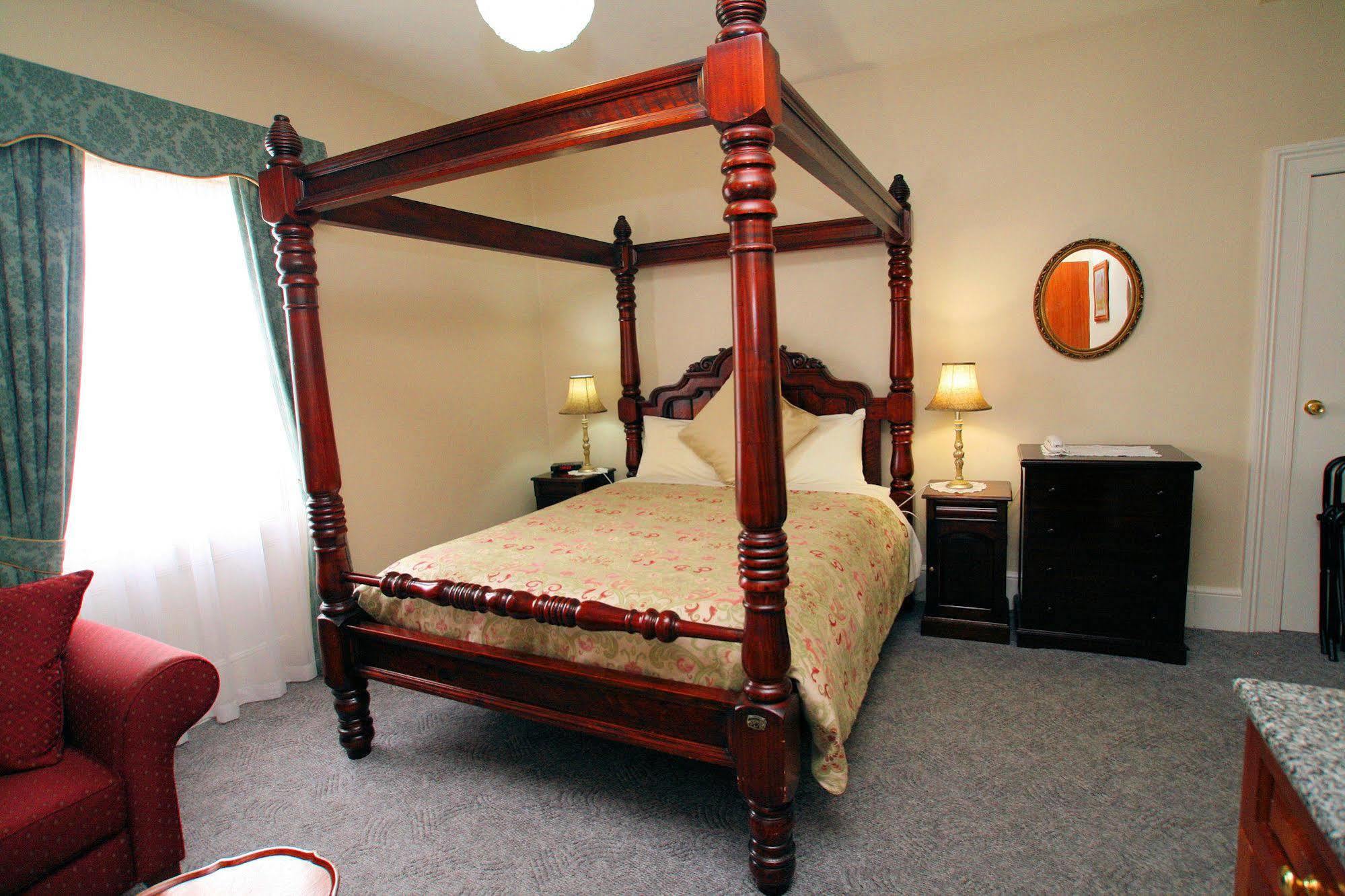 The On Elizabeth 4*