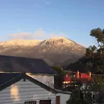Tranquil Garden Cottage - South Hobart