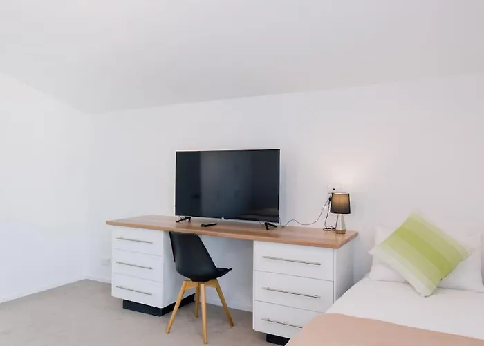 Spacious Townhouse Comfort In Hobart\'S Heart