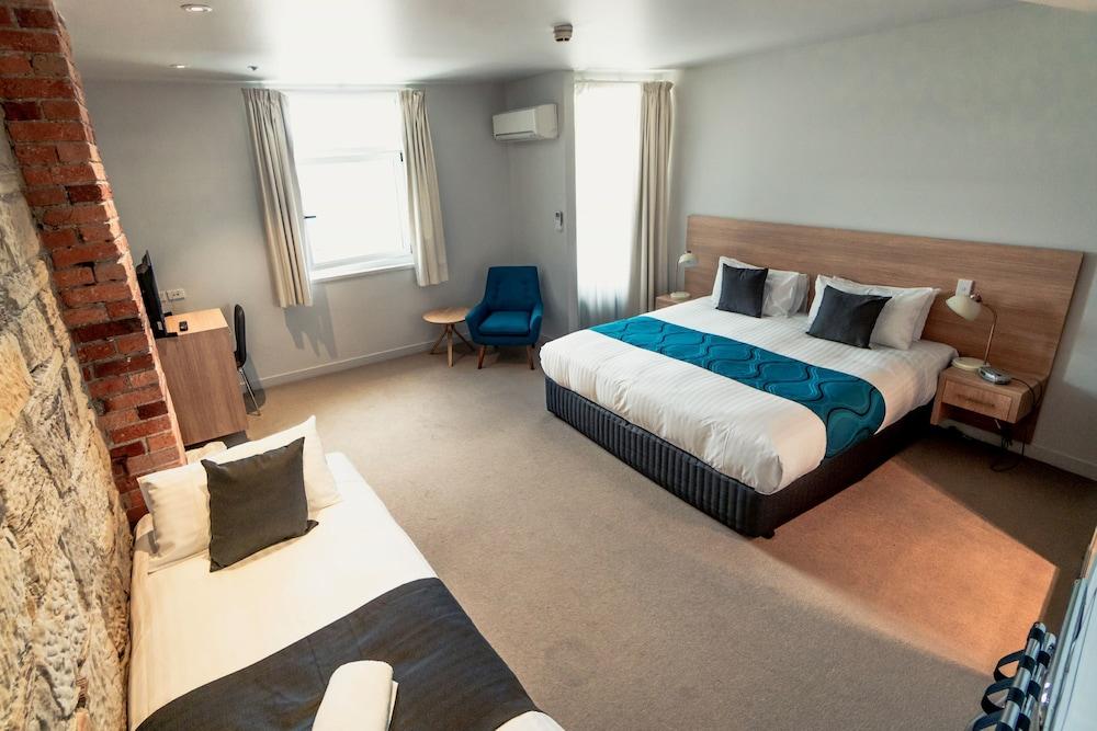 Customs House 3*
