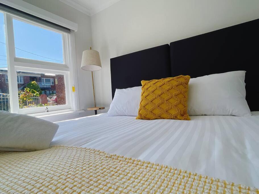 Stunning West Home- Close To And Shops Hobart