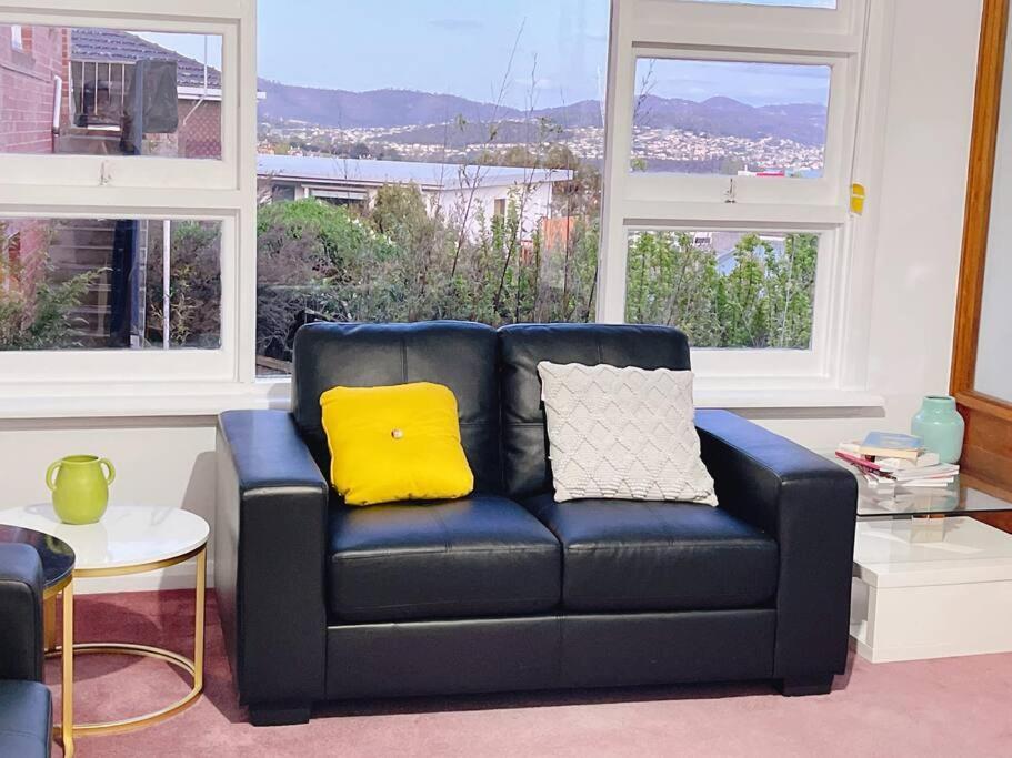 Stunning West Home- Close To And Shops