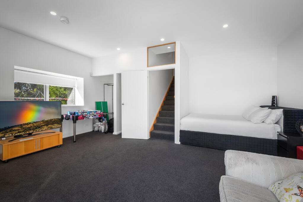 Large House Close To The City Tranquil Setting Holiday home