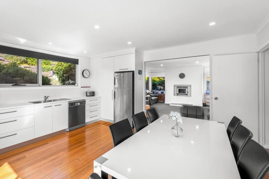 Large House Close To The City Tranquil Setting Hobart