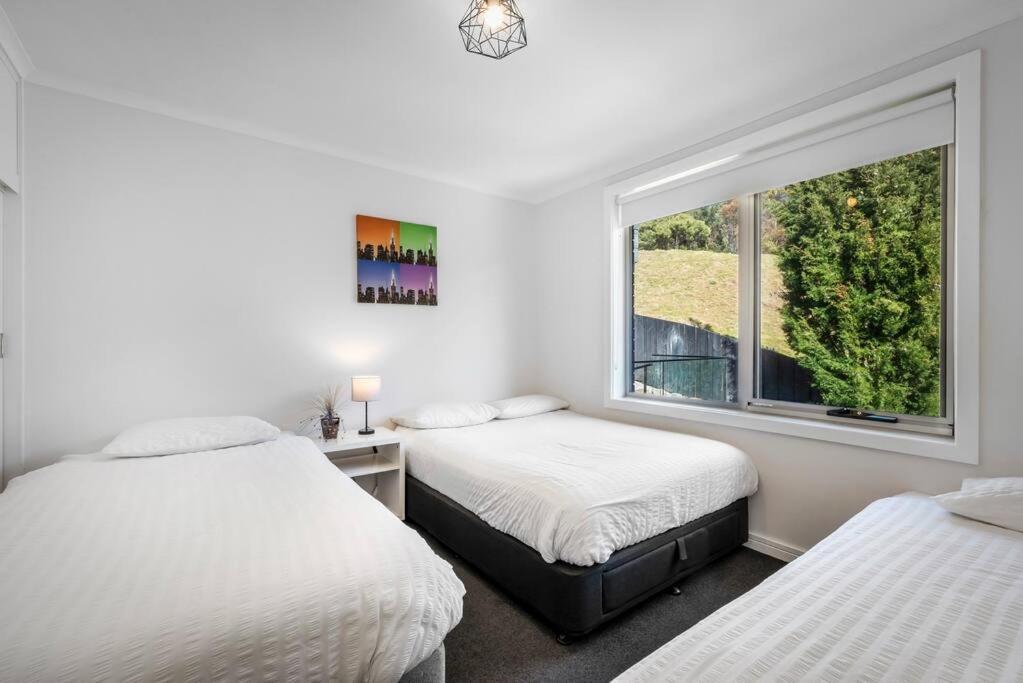 Large House Close To The City Tranquil Setting Hobart
