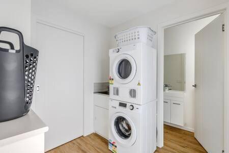 Modern Townhouse In The Bay 500m To Holiday home