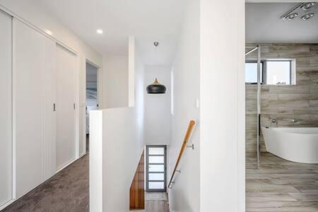 Modern Townhouse In The Bay 500m To