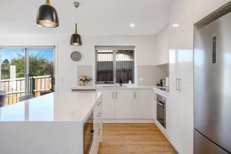 Modern Townhouse In The Bay 500m To
