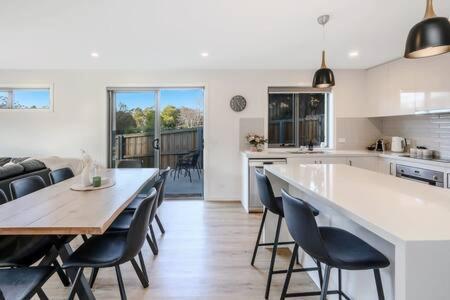 Modern Townhouse In The Bay 500m To Holiday home