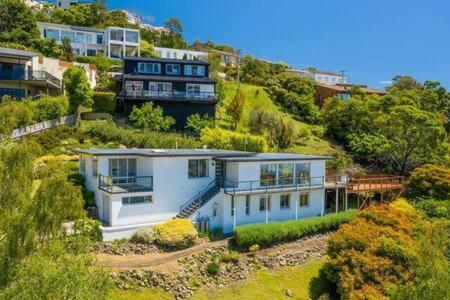 House On The Hill With A View-sleeps 12 Holiday home *
