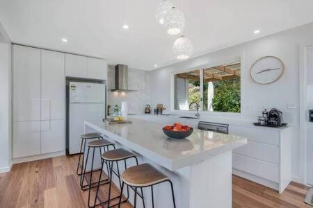 House On The Hill With A View-sleeps 12 Holiday home