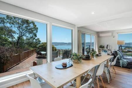 House On The Hill With A View-sleeps 12 Hobart