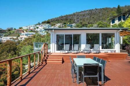 House On The Hill With A View-sleeps 12 * Hobart