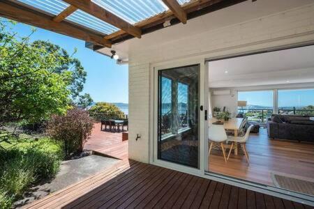 House On The Hill With A View-sleeps 12 Holiday home