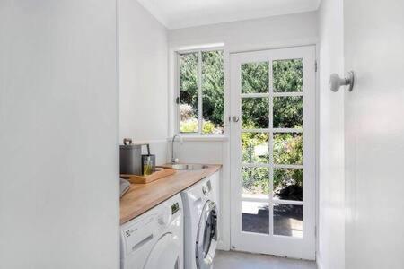 House On The Hill With A View-sleeps 12 *