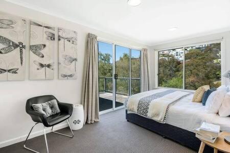 House On The Hill With A View-sleeps 12 Holiday home Hobart