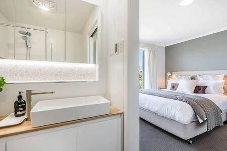 House On The Hill With A View-sleeps 12 Hobart