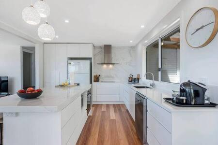 Holiday home House On The Hill With A View-sleeps 12 *