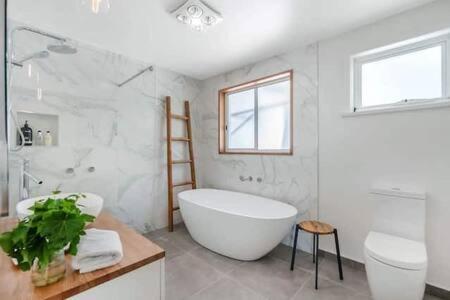 House On The Hill With A View-sleeps 12 Holiday home