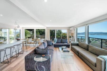 Holiday home House On The Hill With A View-sleeps 12 Hobart