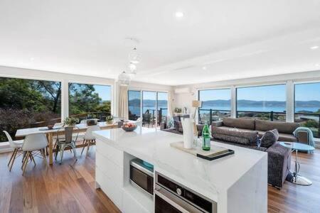 House On The Hill With A View-sleeps 12 Hobart