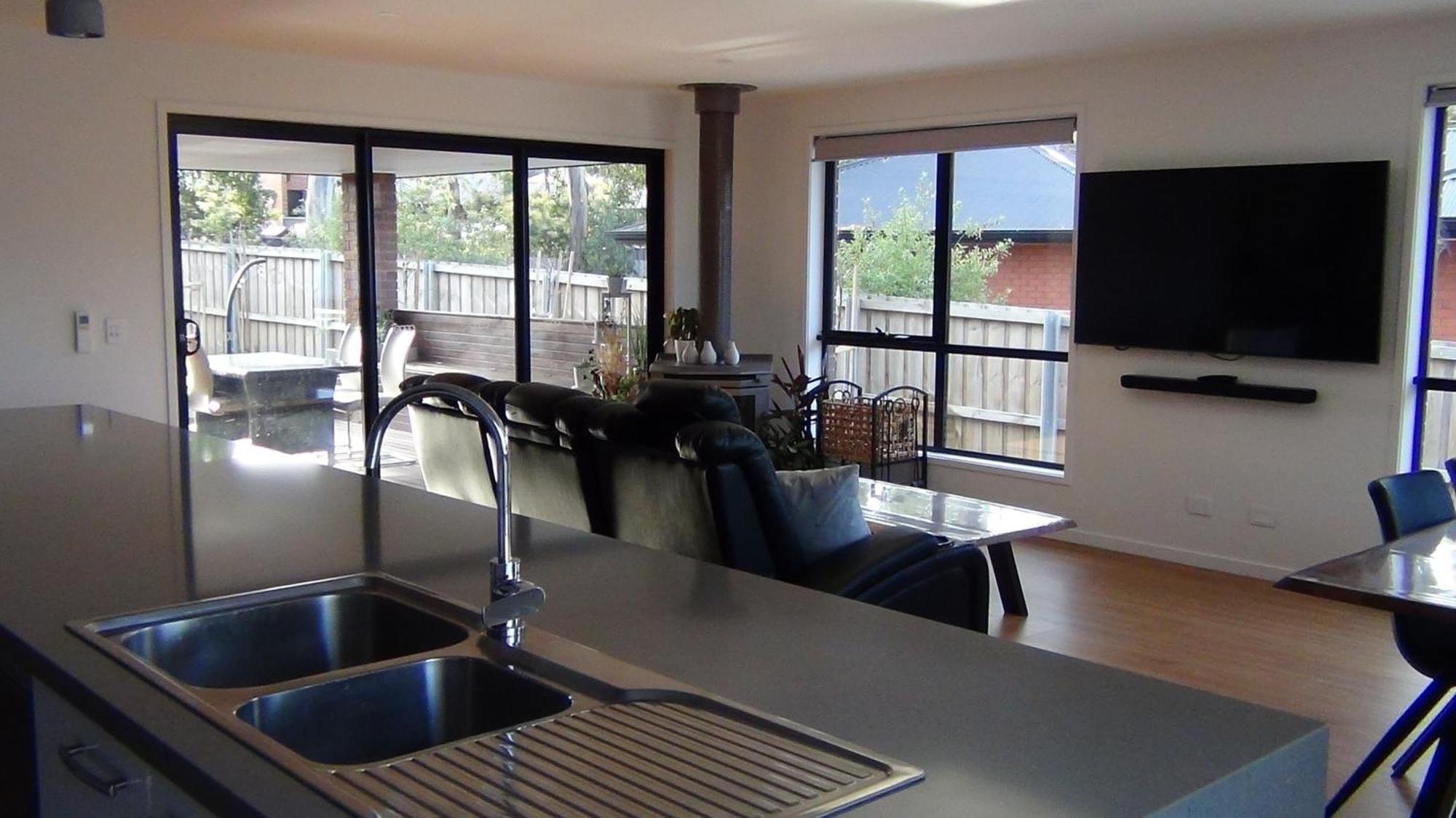 Tranquil Retreat 10 Min To Hobart-wifi Smart Tv Holiday home