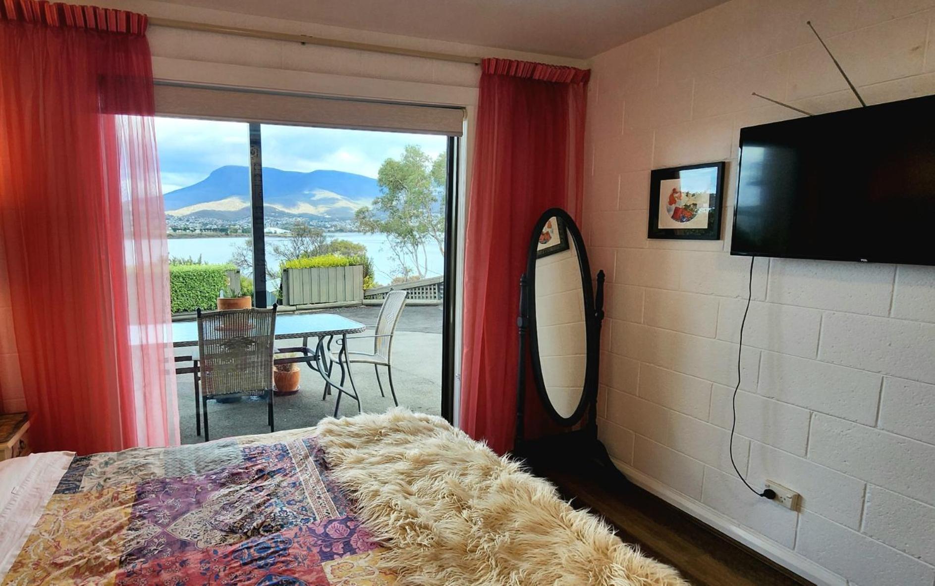 Waterfront Abode - 2 Bedrooms Apartment
