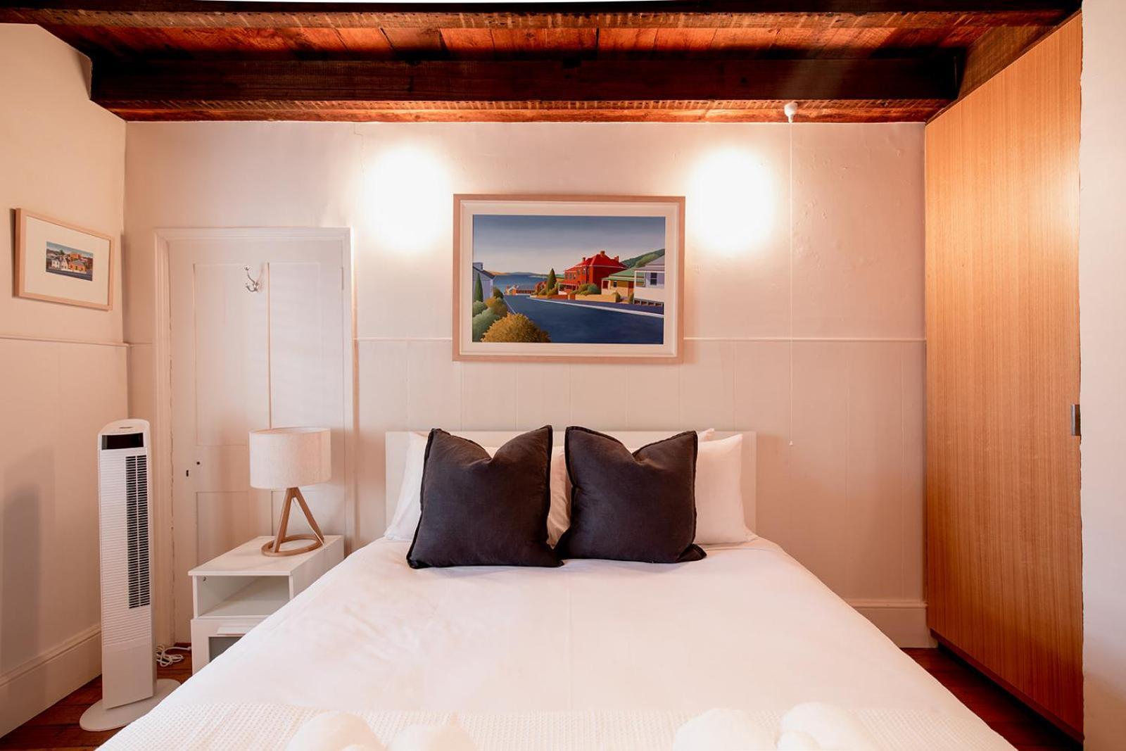 Holiday home Inner-city Sanctuary With Off-street Parking *