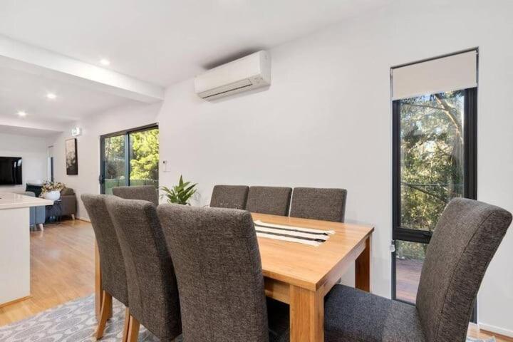 Treetops-large 9km To Cbd Sleeps 10 Holiday home Hobart