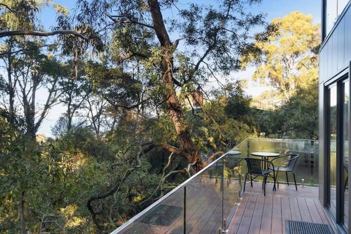 Treetops-large 9km To Cbd Sleeps 10 Holiday home Hobart