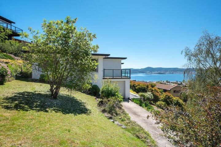 Holiday home House On The Hill With A View-sleeps 12 *