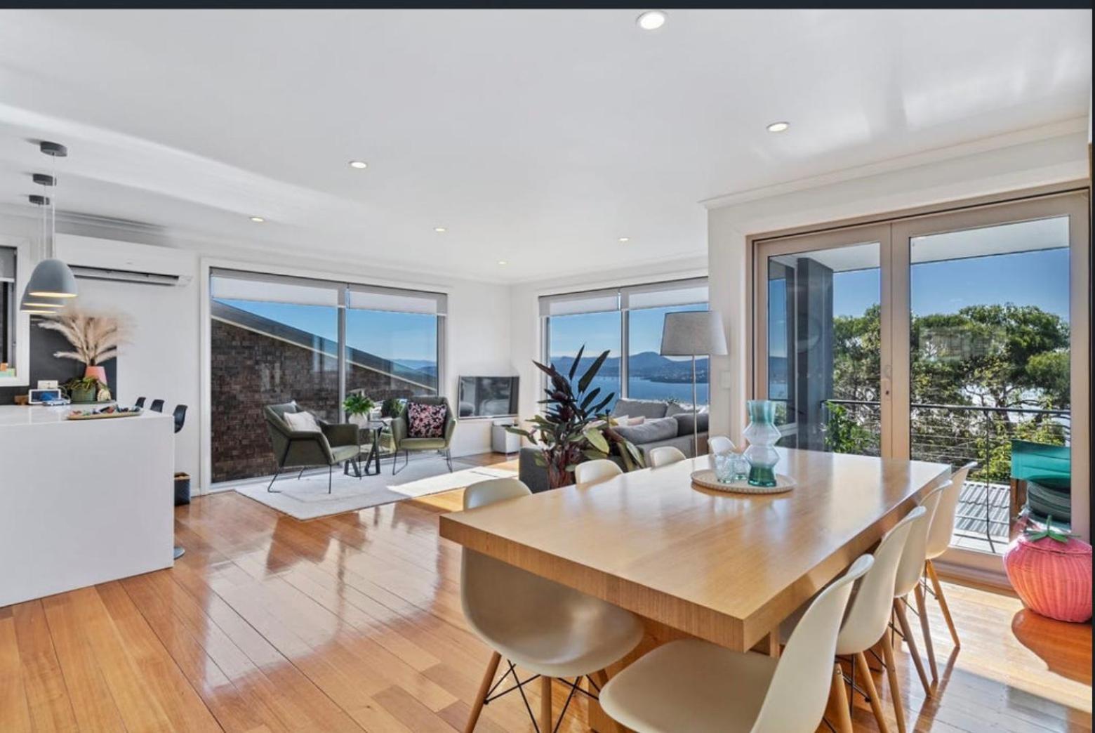 Nicolas Escape Panoramic Views Luxury And Space Hobart
