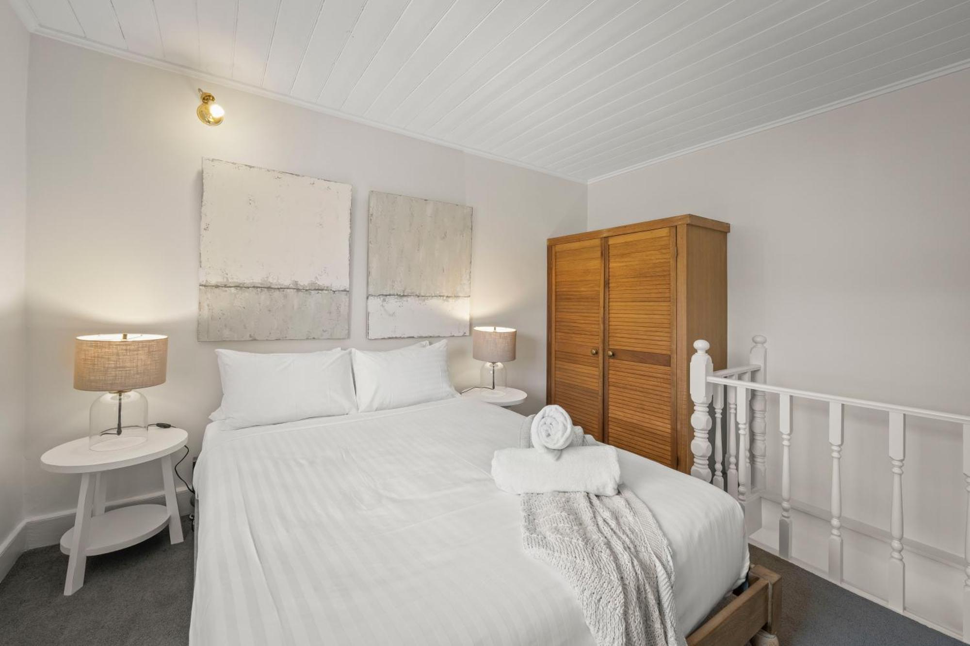 Stylish 3 Bedroom Townhouse - Cbd