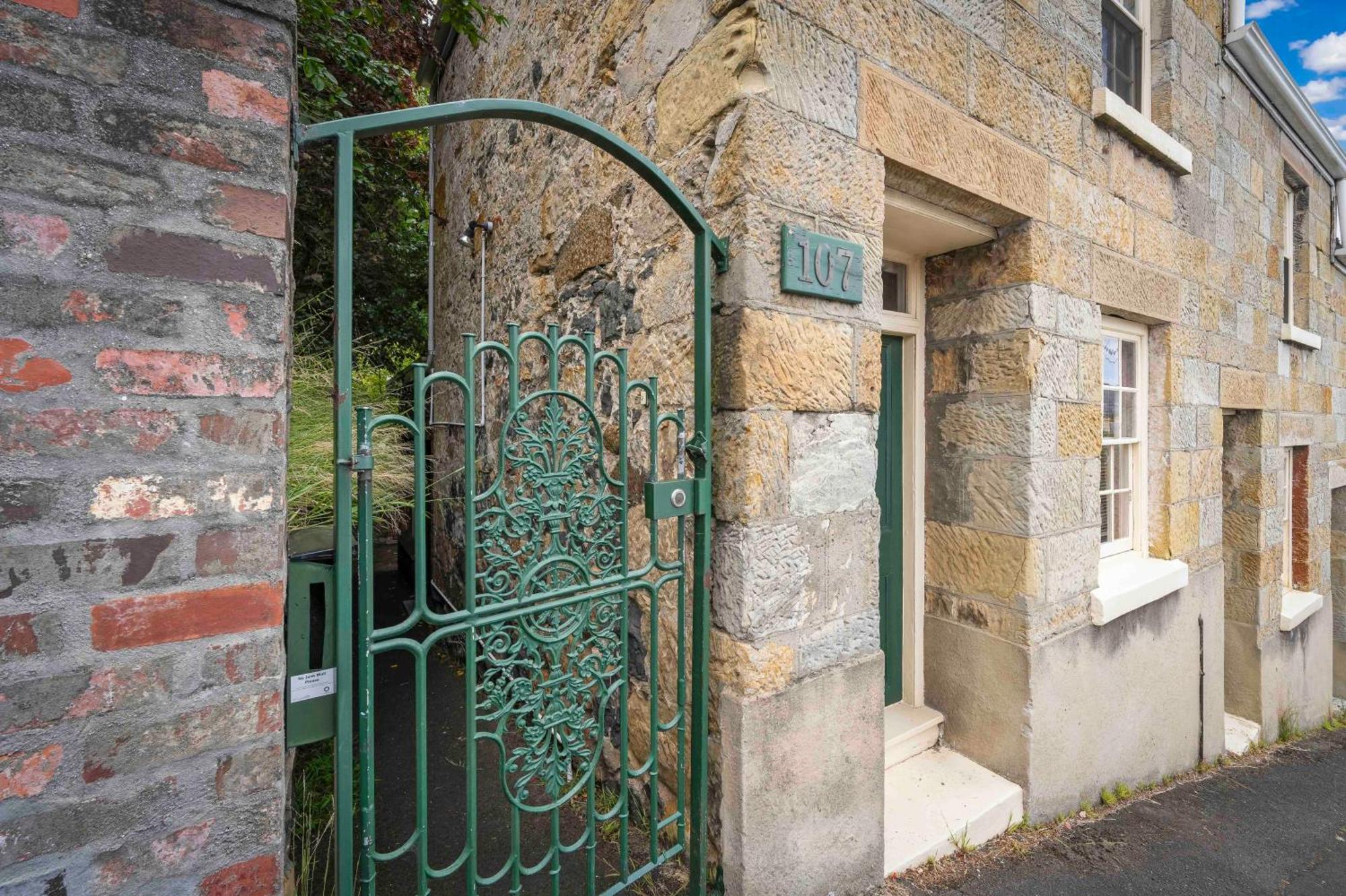 Stylish 3 Bedroom Townhouse - Cbd Hobart