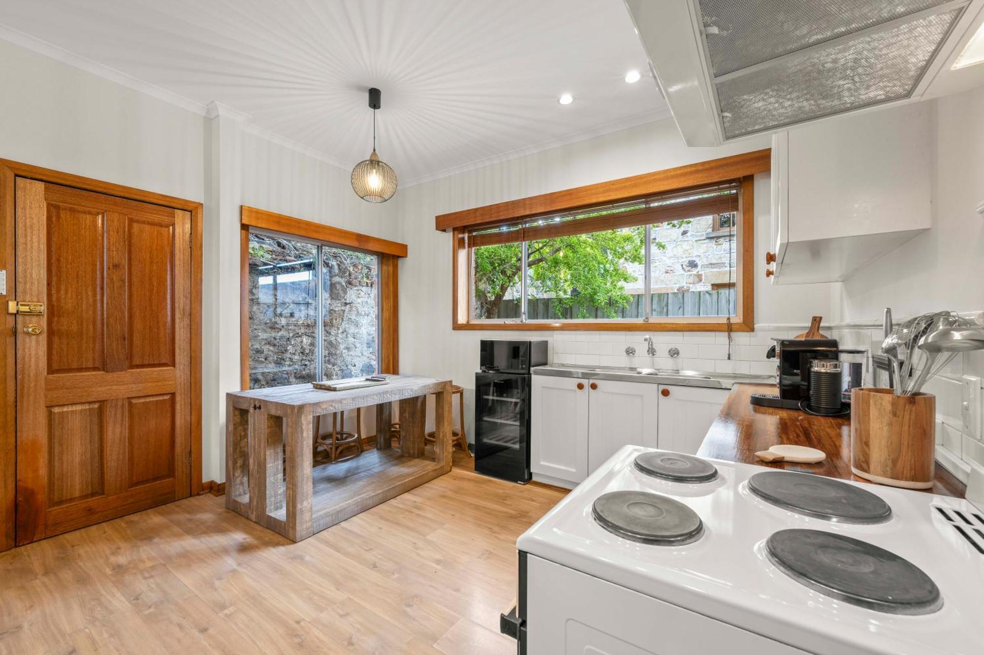 Stylish 3 Bedroom Townhouse - Cbd