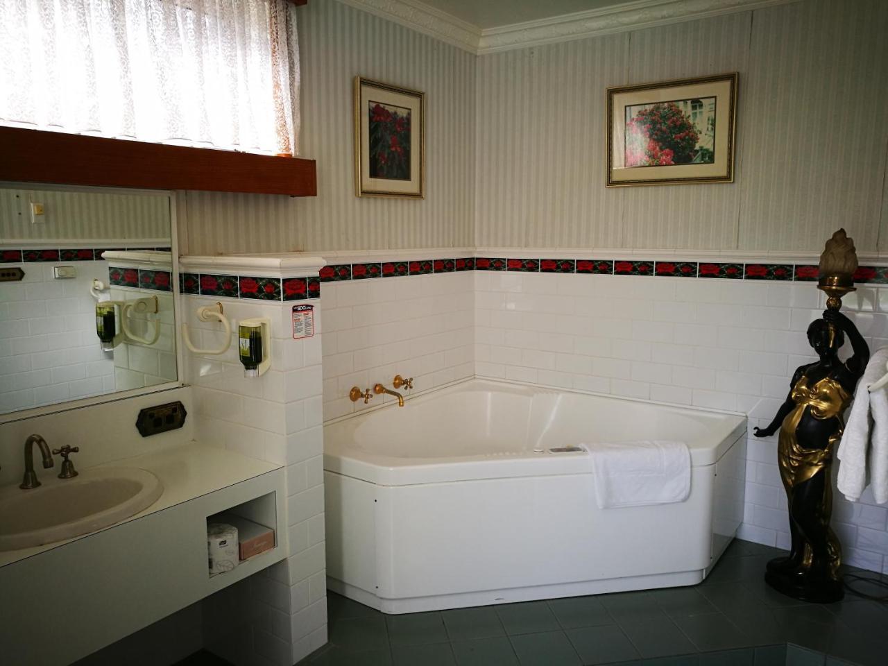 Motel Mayfair On Cavell 3*