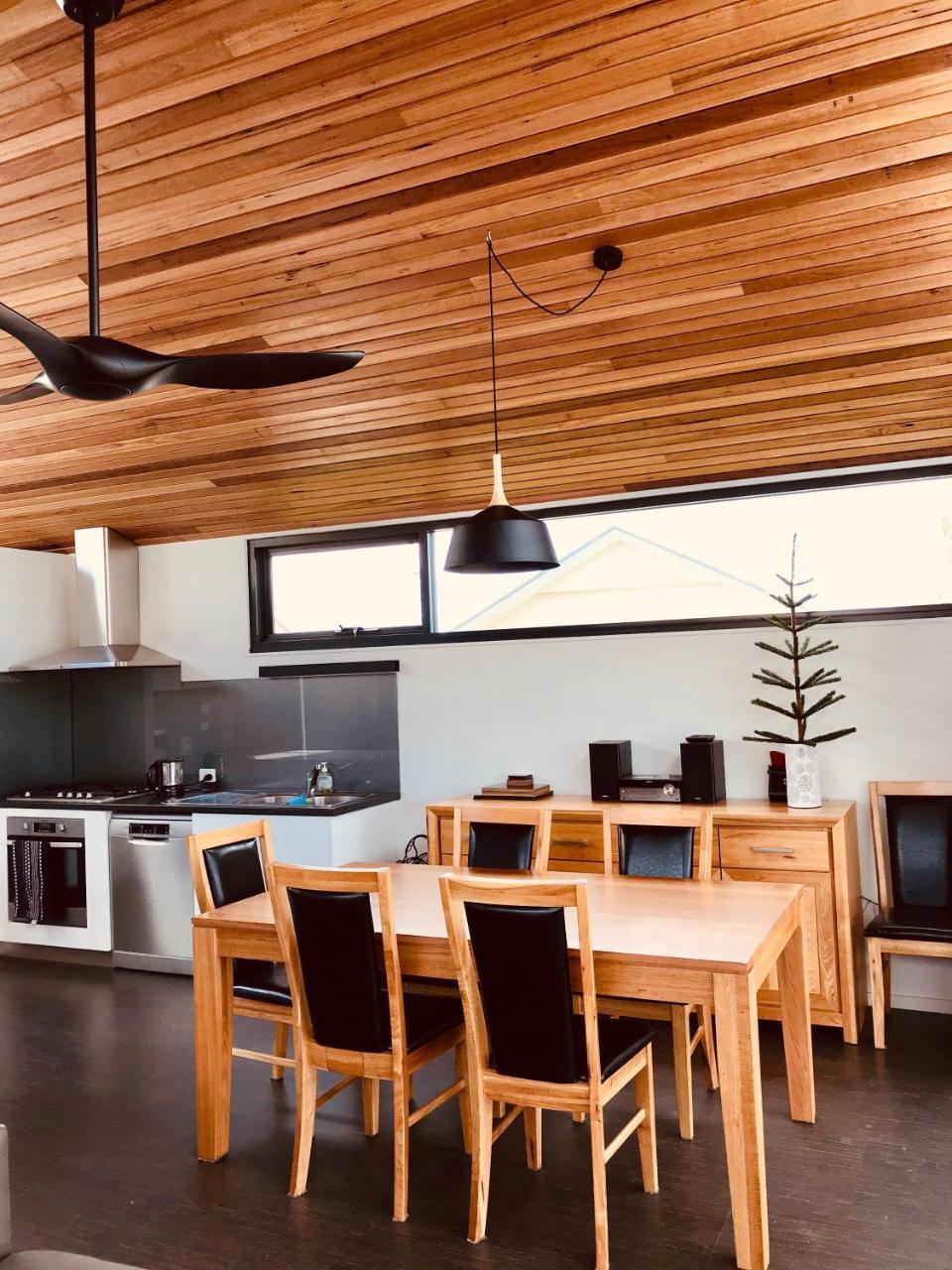 Holiday home Omaroo House - Panoramic Water Views Hobart
