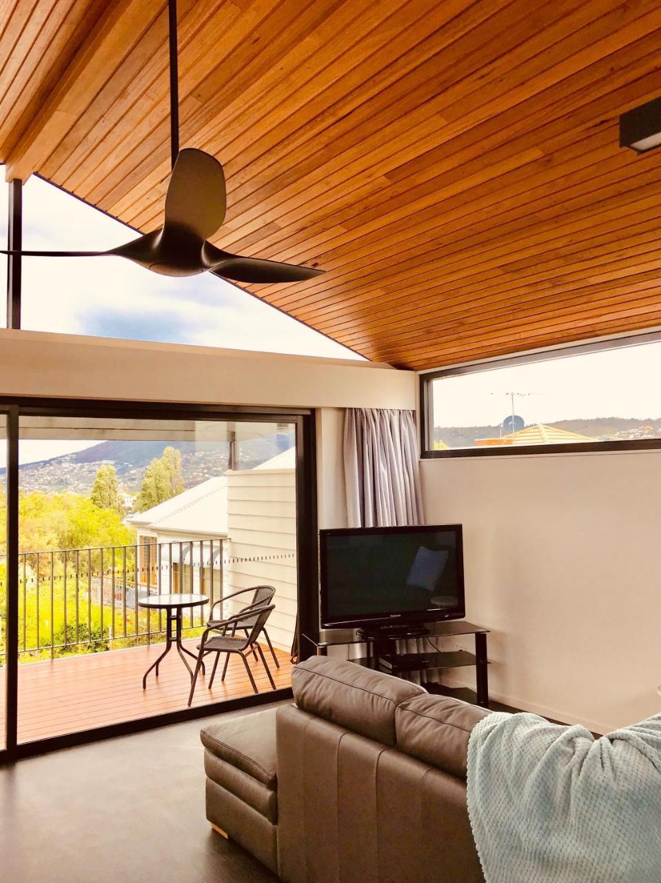 Omaroo House - Panoramic Water Views *