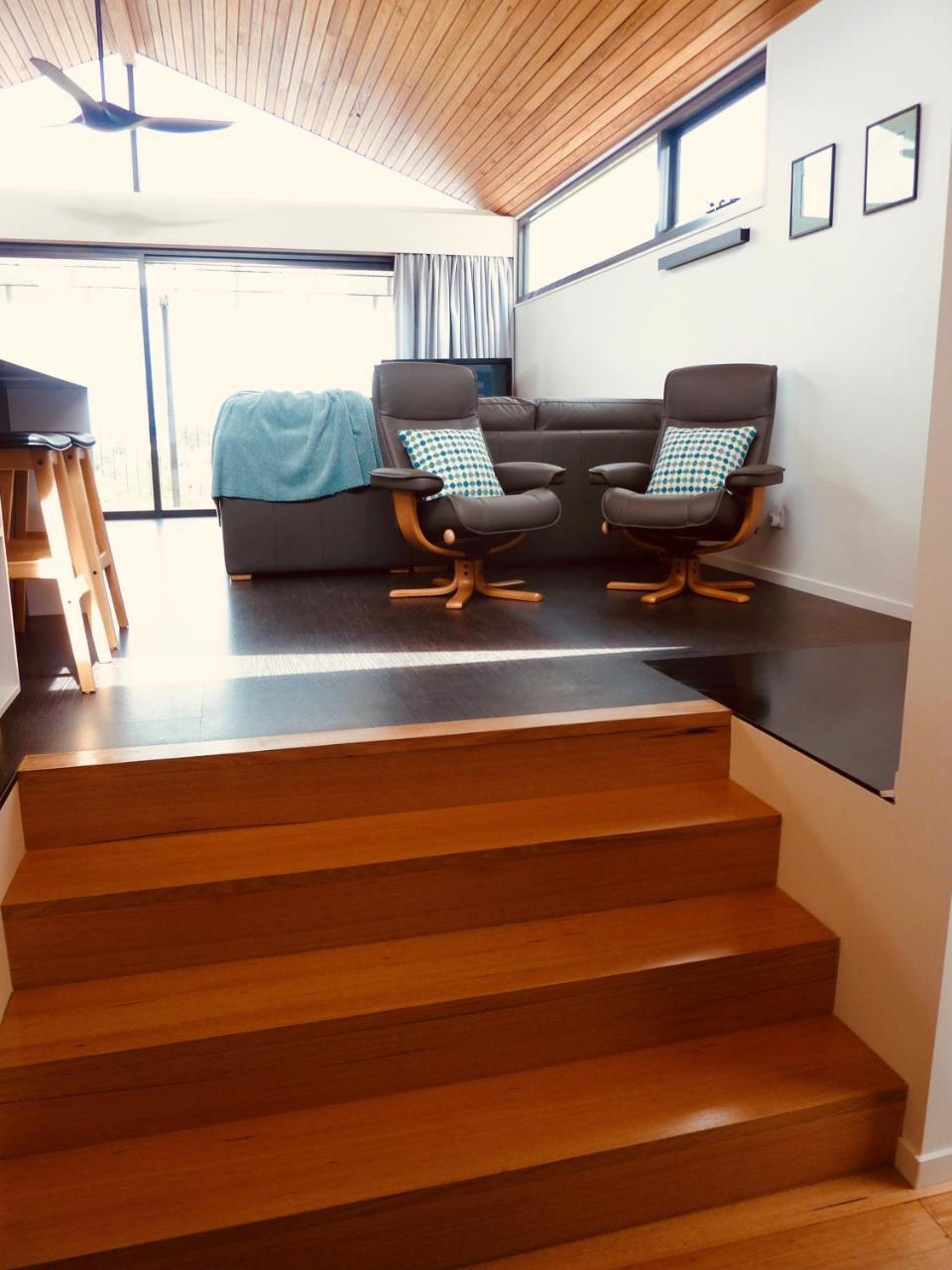 Omaroo House - Panoramic Water Views * Hobart