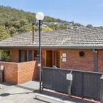 The View 2 Bed Unit With Stunning Hobart Outlook