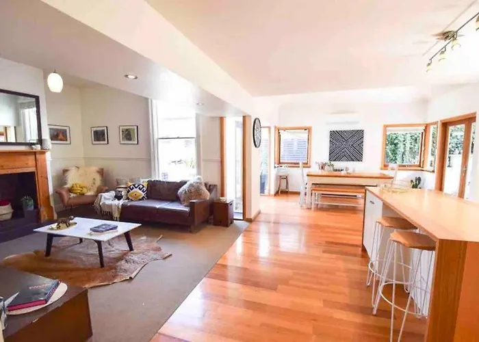 Best Location In Hobart! Luxury 4 Bedroom With Stunning Views