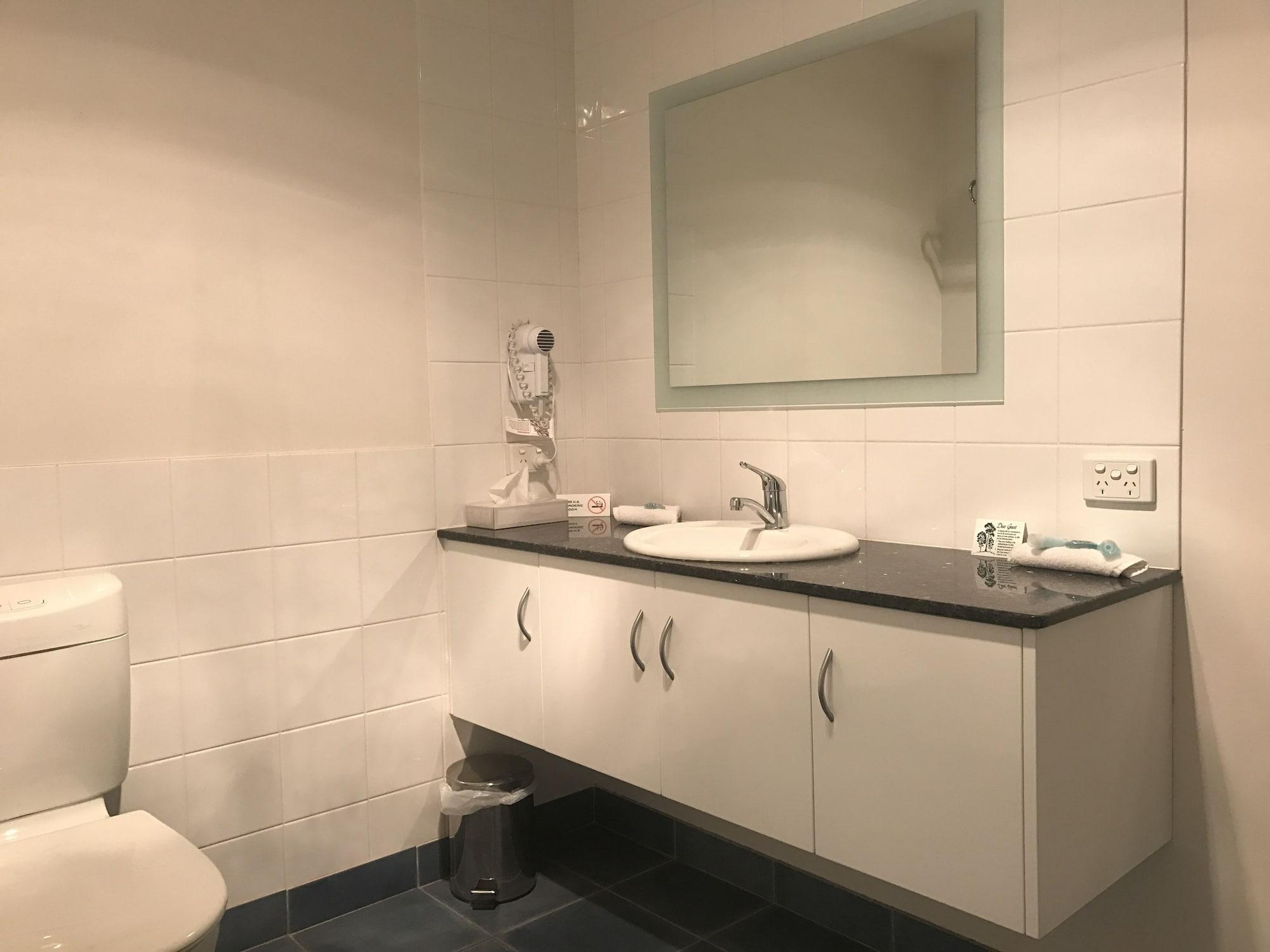 Mayfair Plaza And Motel 4*