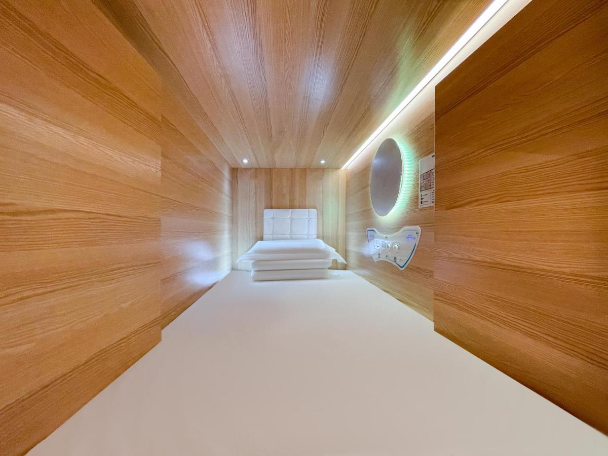 Capsule hotel Airone Capsule *