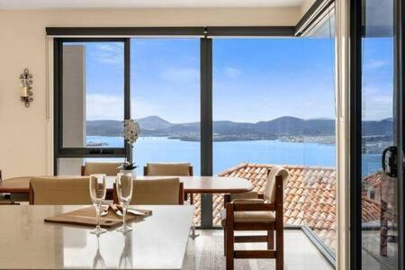 The View Sandy Bay 5 Bedroom Holiday home *